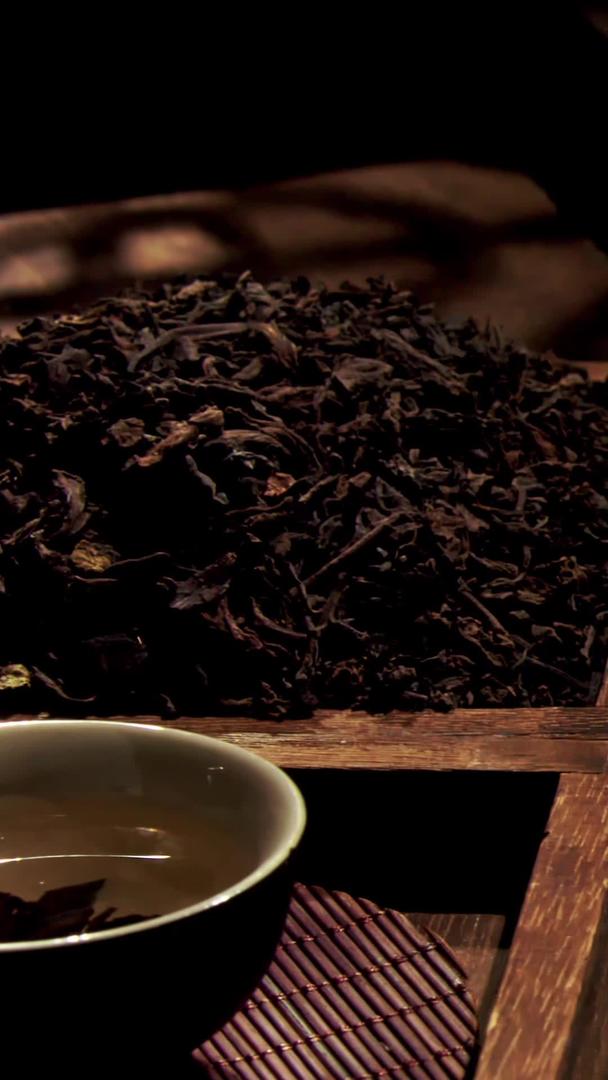 茶叶和茶叶放在木箱里视频的预览图