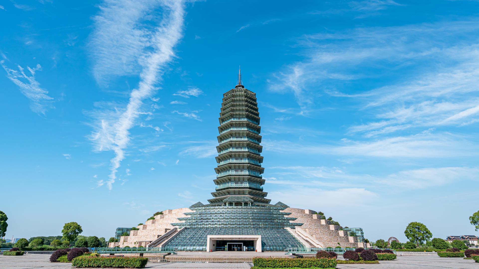 8K震撼延时杭州地标中国水利博物馆晴天云层大范围移动视频的预览图