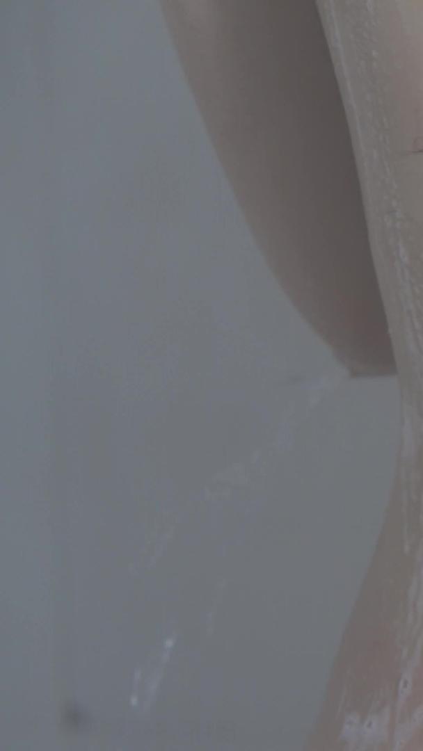 美女搓背洗澡沐浴露广告空境素材视频的预览图