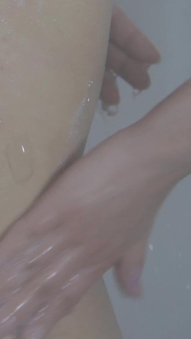 美女搓背洗澡沐浴露广告空境素材视频的预览图