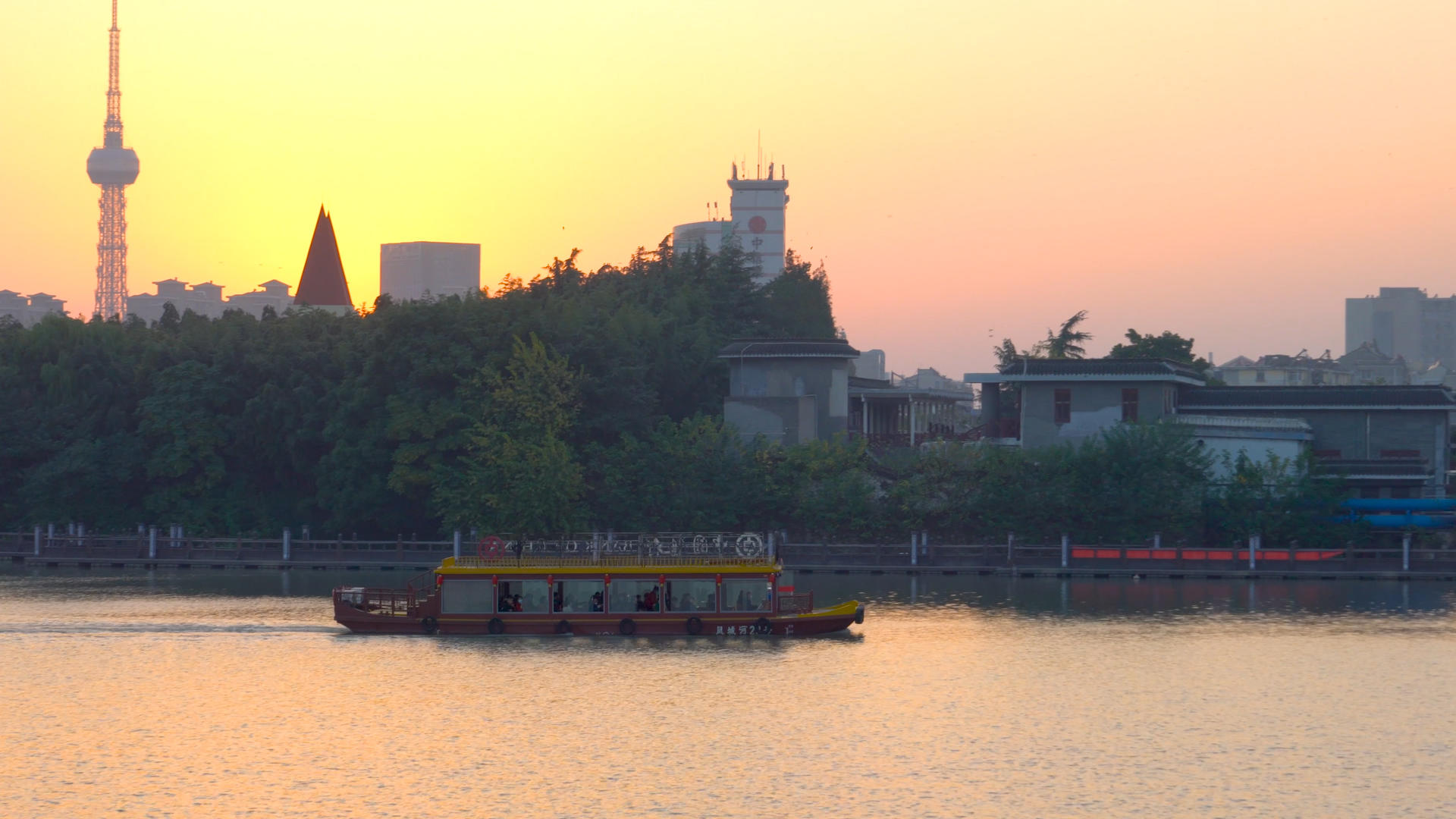 江苏泰州护城河日落夕阳游船实拍4K视频的预览图