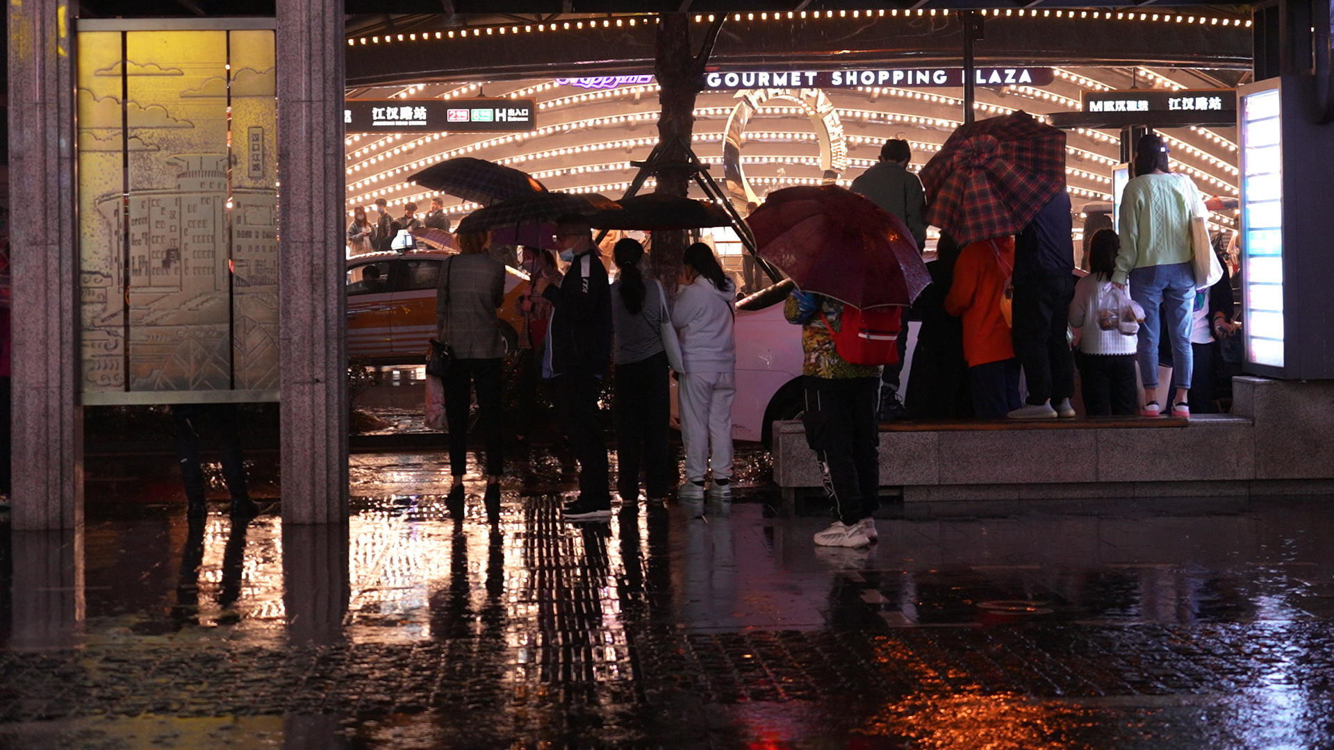 城市雨天夜景灯光公交车站等车回家的人群4k素材视频的预览图