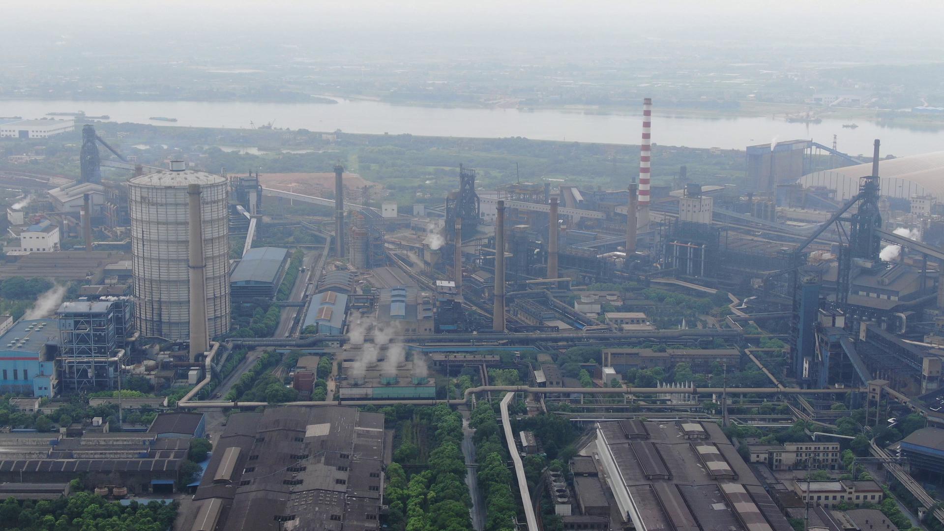 4K航拍大型工业生产工厂视频的预览图