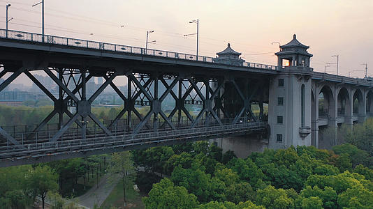 航拍万里长江第一桥武汉长江公路铁路两用大桥视频的预览图
