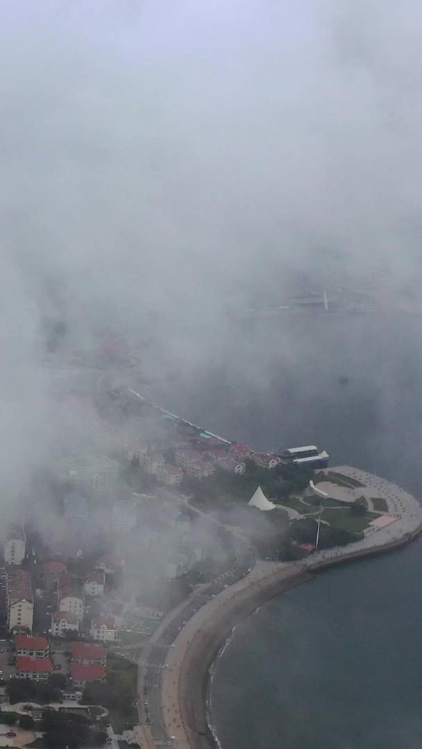 城市青岛航拍在云雾中的视频视频的预览图