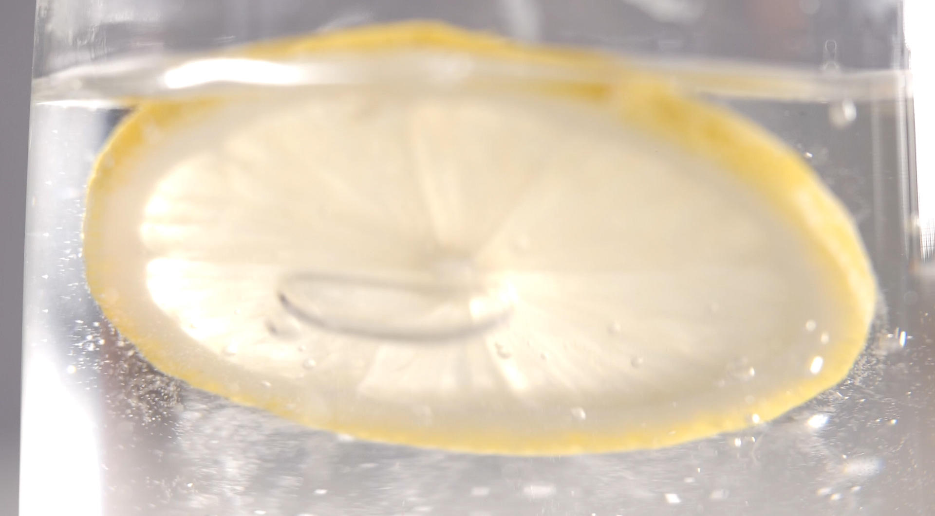 柠檬入水120p升格实拍视频的预览图