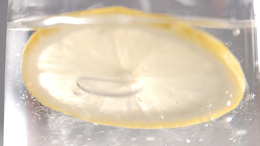 柠檬入水120p升格实拍视频的预览图