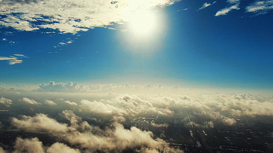 4K云层上空太阳视频的预览图