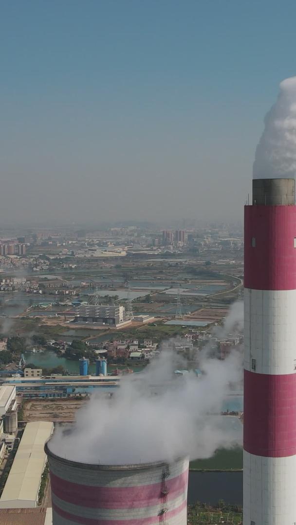 航空摄影厂工业生产设备污染烟囱视频的预览图