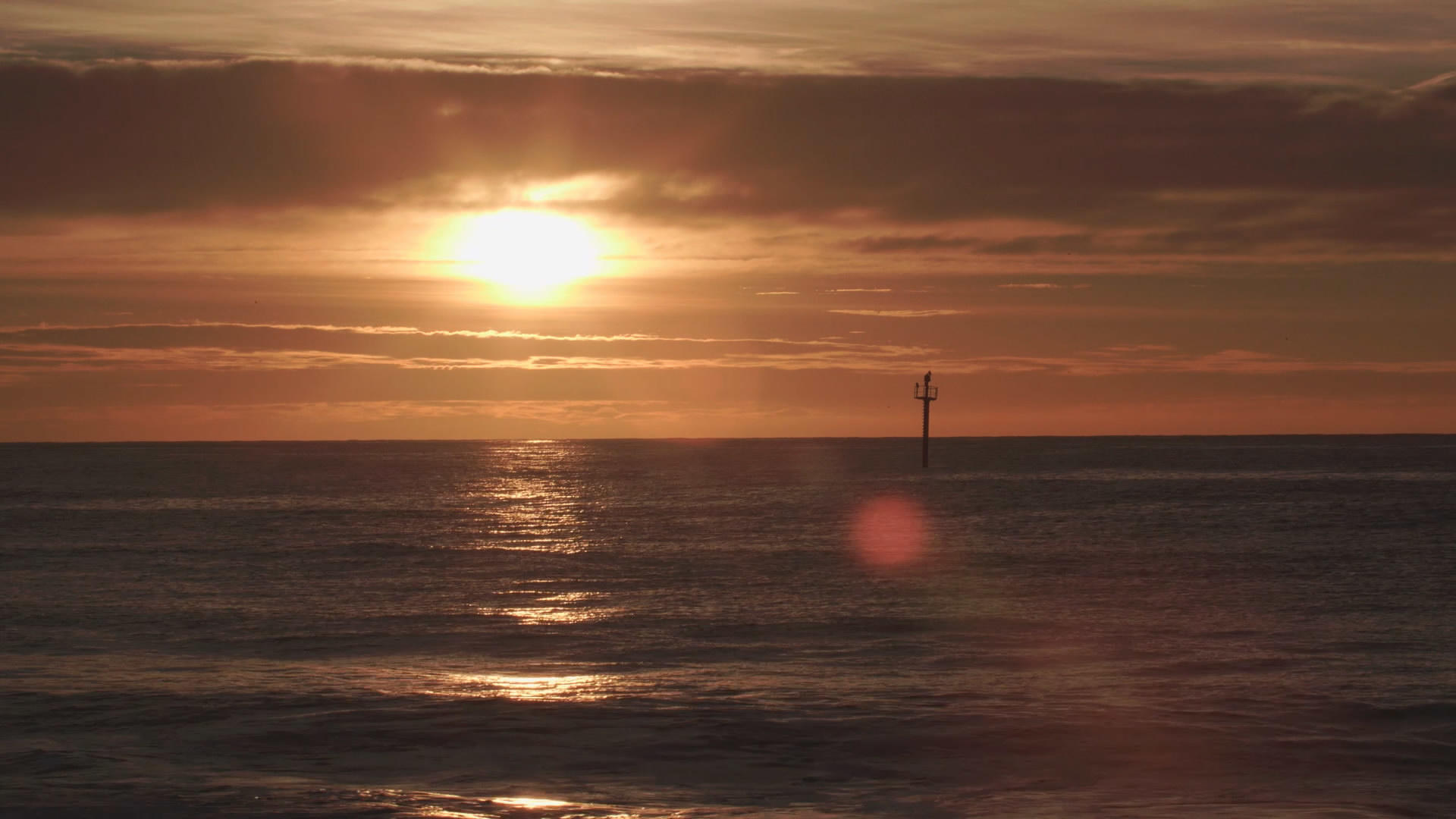 清晨黎明日出太阳升起平静的海洋海浪视频的预览图