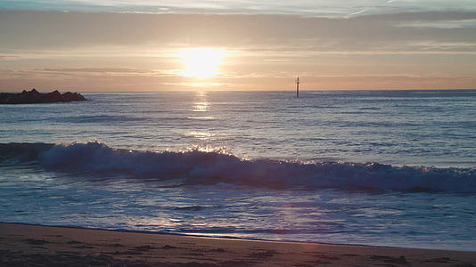 清晨黎明日出太阳升起平静的海洋海浪海滩沙滩视频的预览图