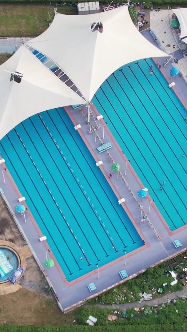 夏季航拍城市游泳池游泳运动健身减肥休闲娱乐素材视频的预览图
