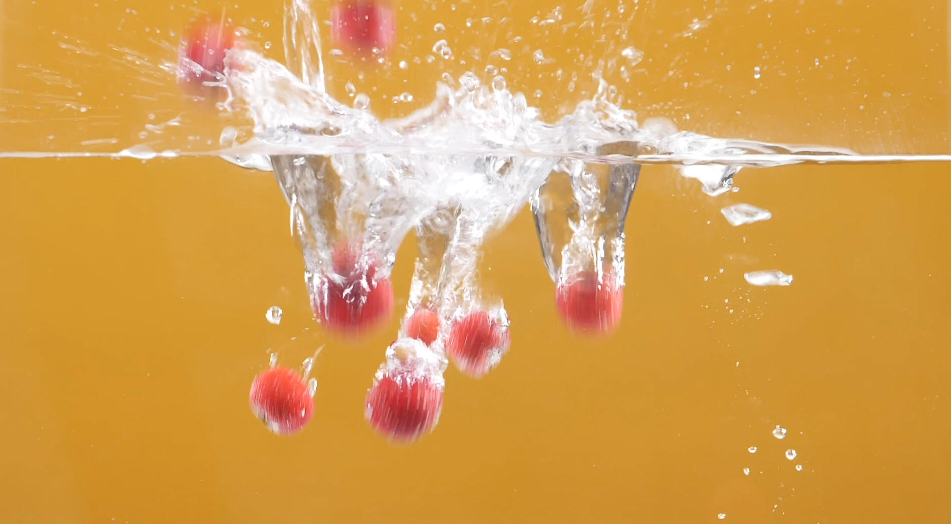 覆盆子入水120p升格视频视频的预览图