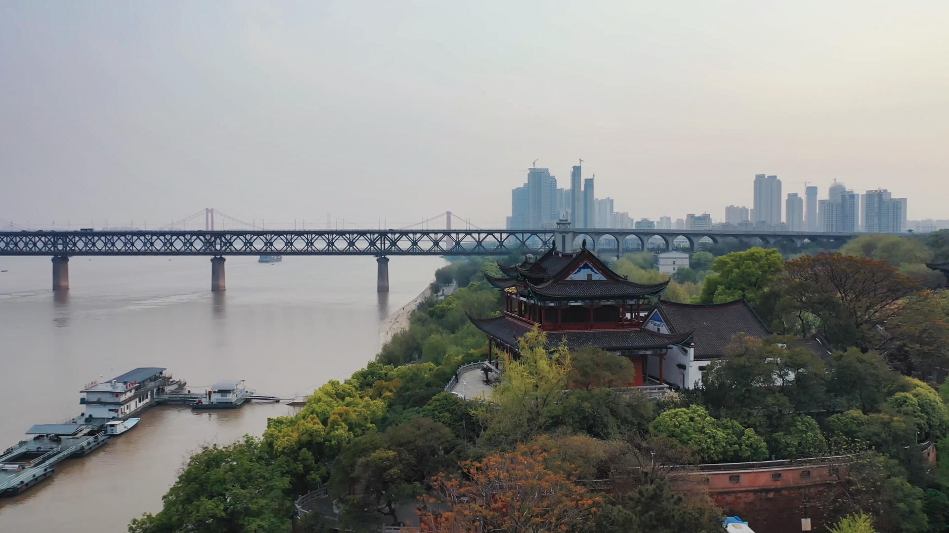 航拍武汉长江边著名历史古迹晴川阁视频的预览图