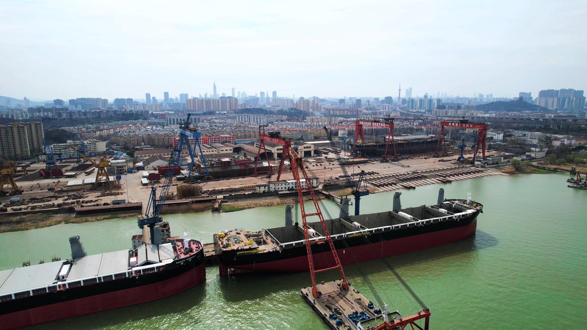 4K航拍长江造船厂船舶制造视频的预览图