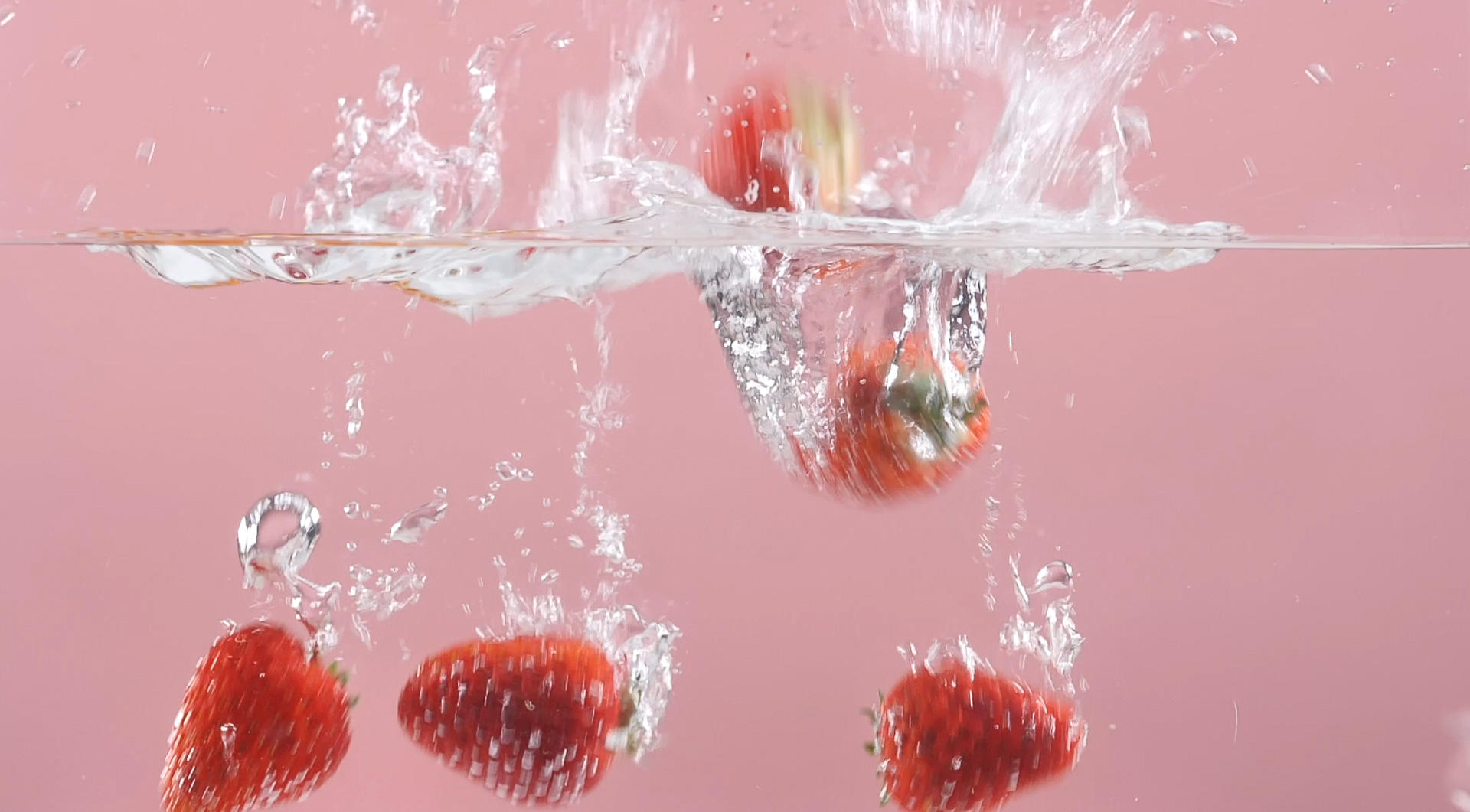 草莓入水120p升格视频视频的预览图