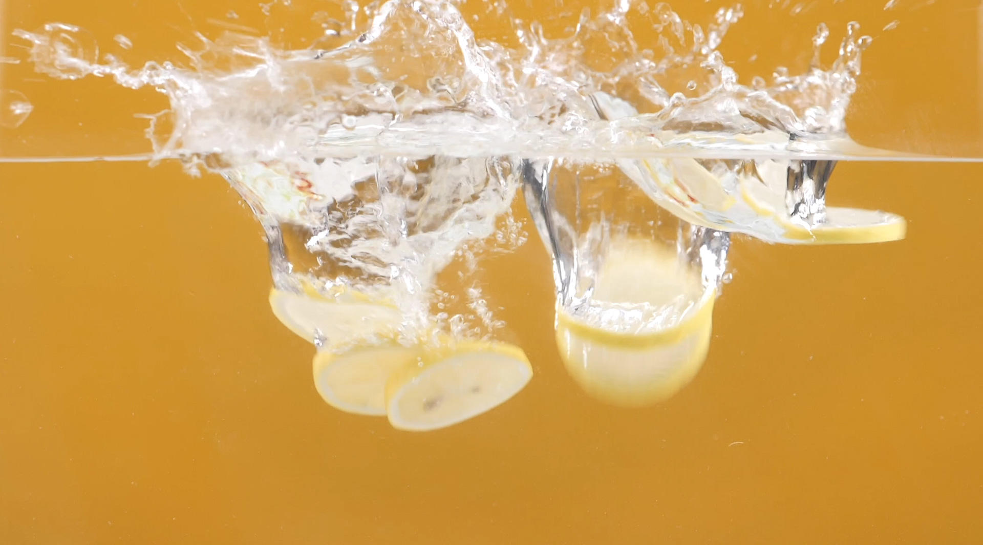 柠檬片入水120p升格视频视频的预览图