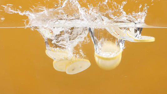 柠檬片入水120p升格视频视频的预览图