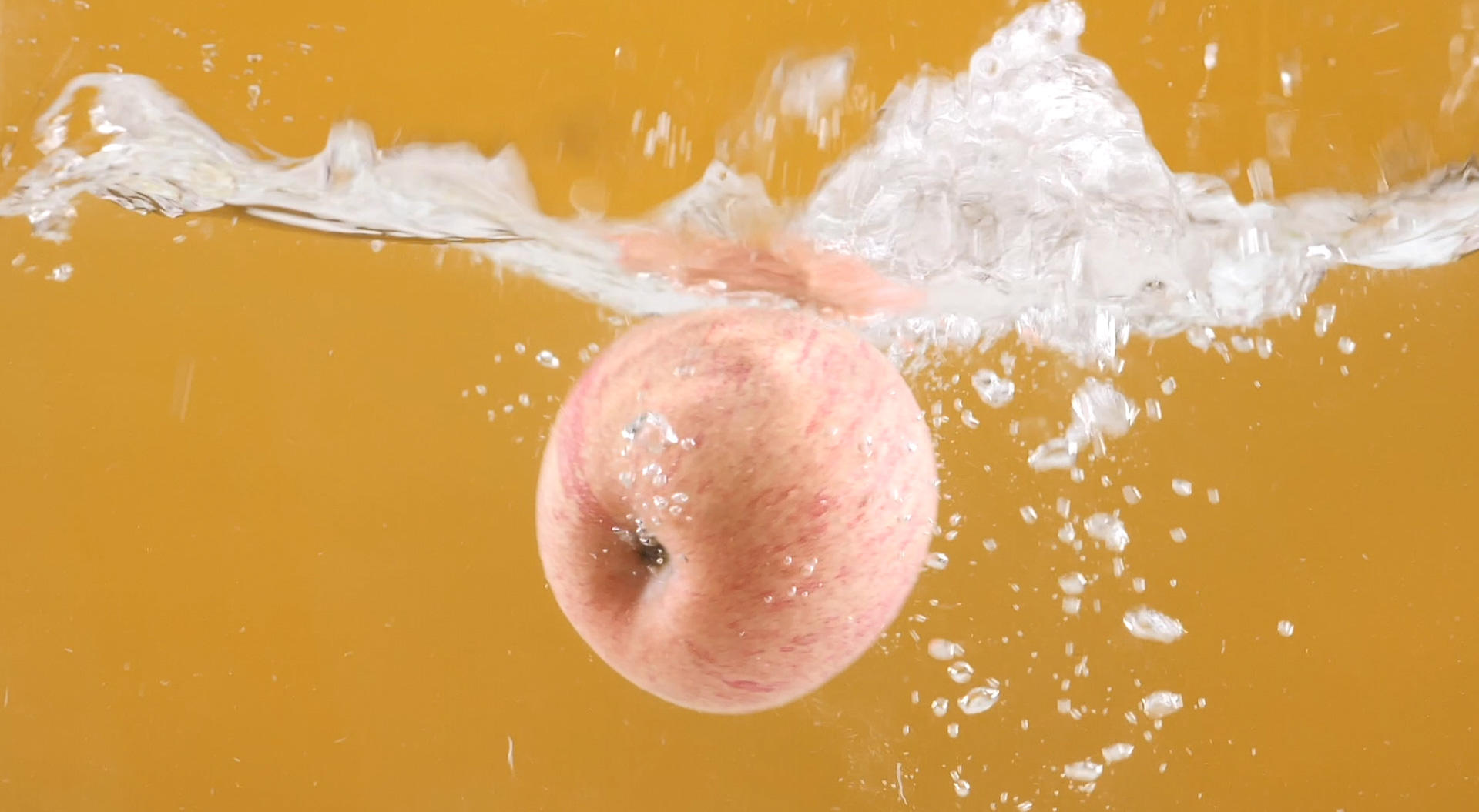 苹果入水120p升格视频视频的预览图
