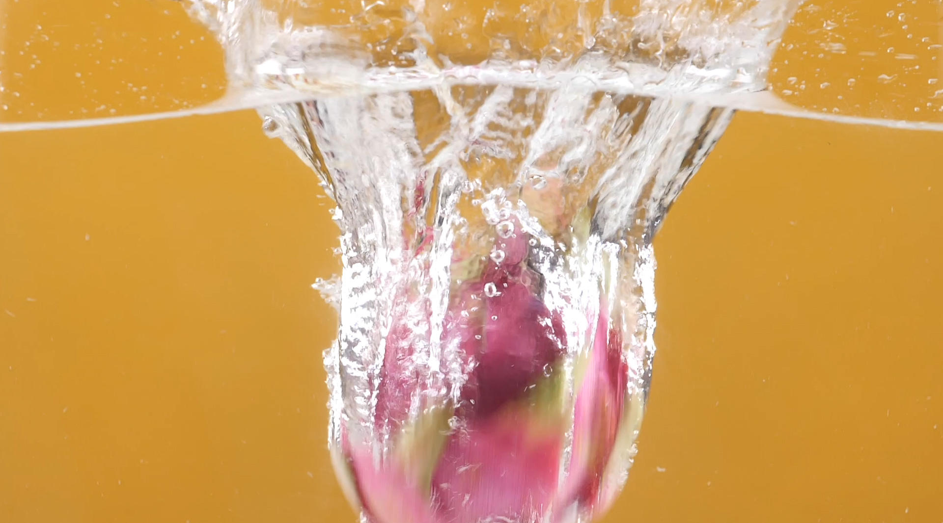 火龙果入水120p升格视频视频的预览图