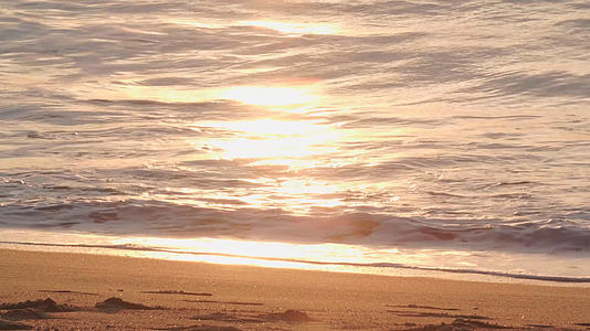 清晨黎明日出太阳升起平静的海洋海浪海滩沙滩视频的预览图