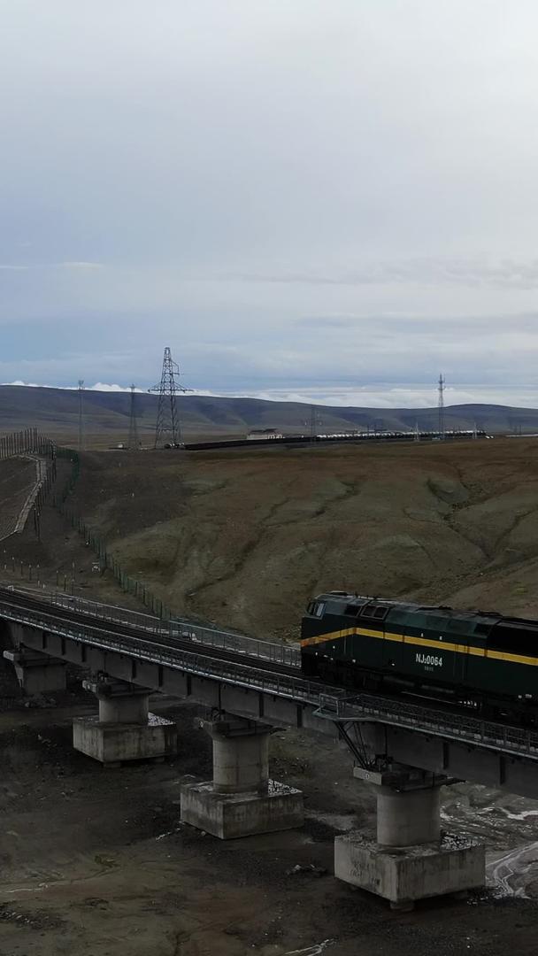 青藏高原上运输物资的火车航拍视频视频的预览图