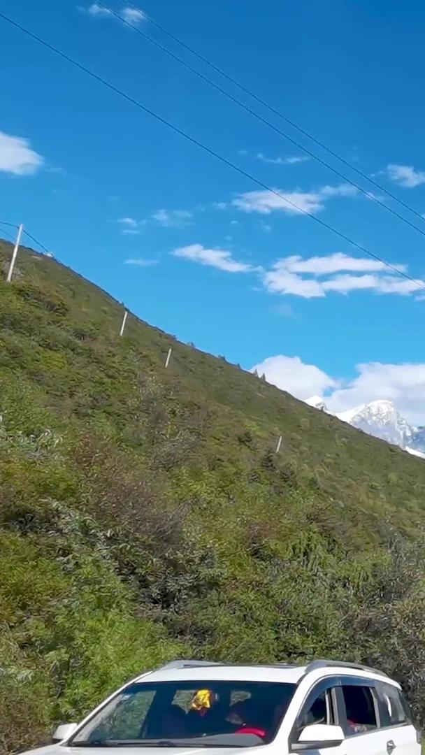 开车翻越折多山俯瞰贡嘎雪山视频的预览图