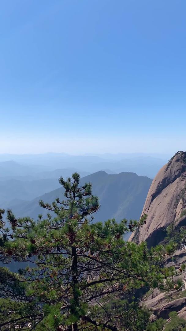 黄山风景区最高峰莲花峰竖版视频视频的预览图