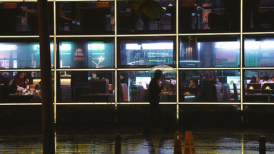 4k素材慢镜头升格拍摄城市雨天夜晚街景视频的预览图