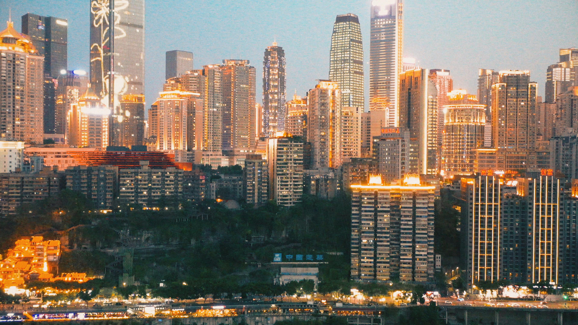 重庆高楼夜景航拍视频的预览图