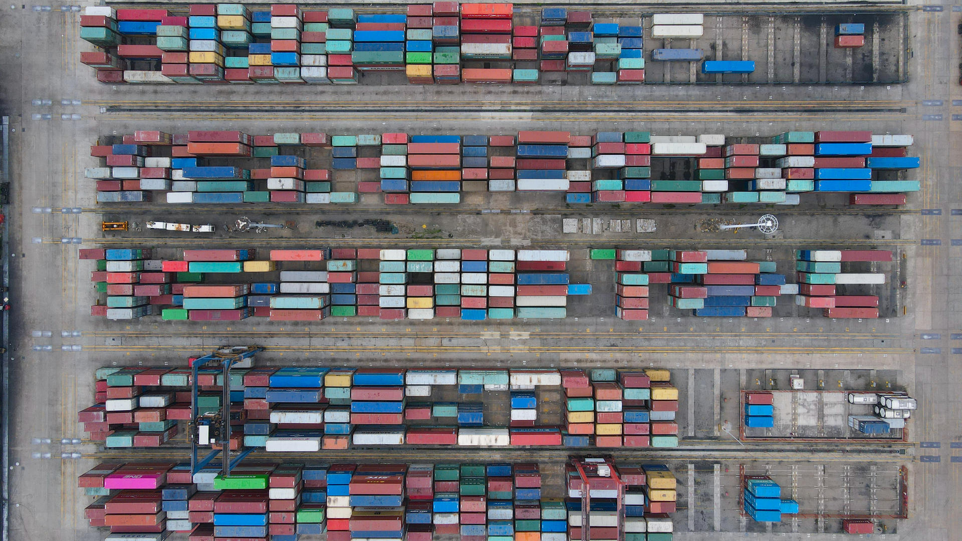 航拍俯拍城市风光湖北阳逻港港口密密麻麻的集装箱货物工业素材视频的预览图