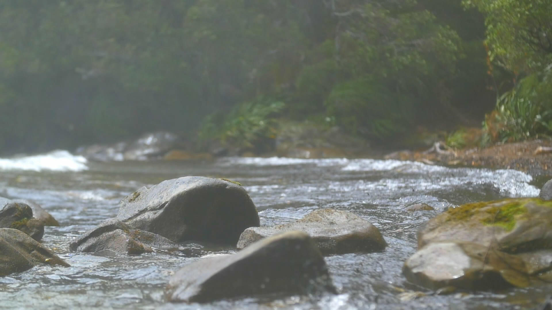 水浪拍打着石头视频的预览图