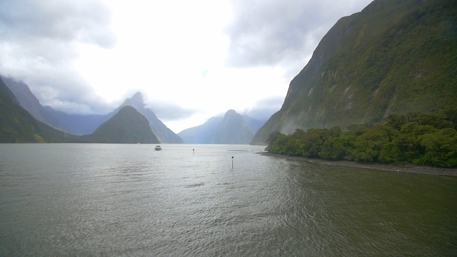 平静的湖面大瀑布视频的预览图