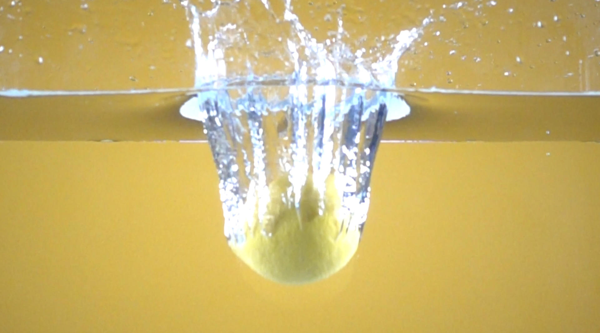 柠檬入水1000p升格视频视频的预览图