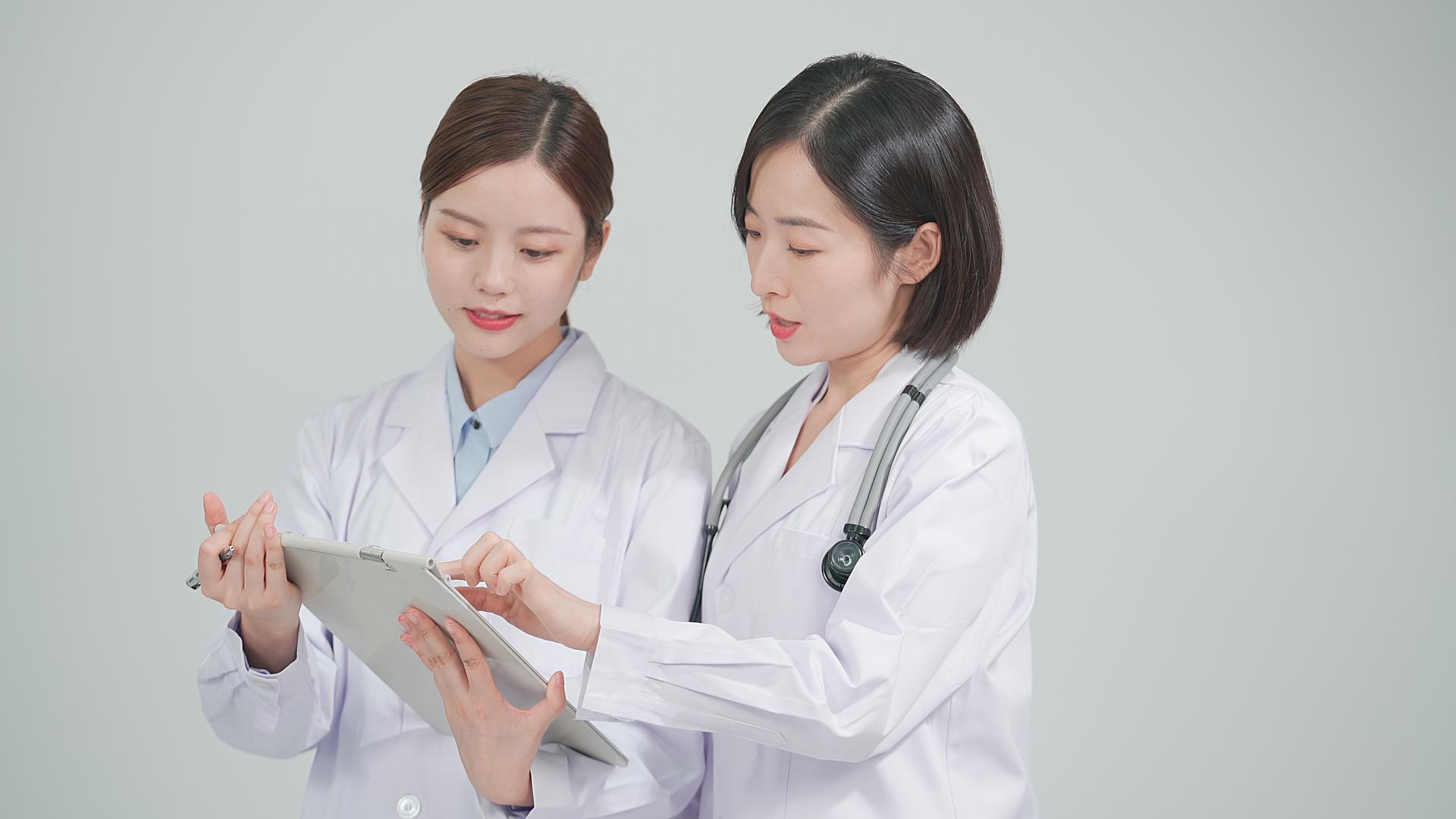 4K女医生交流沟通视频的预览图