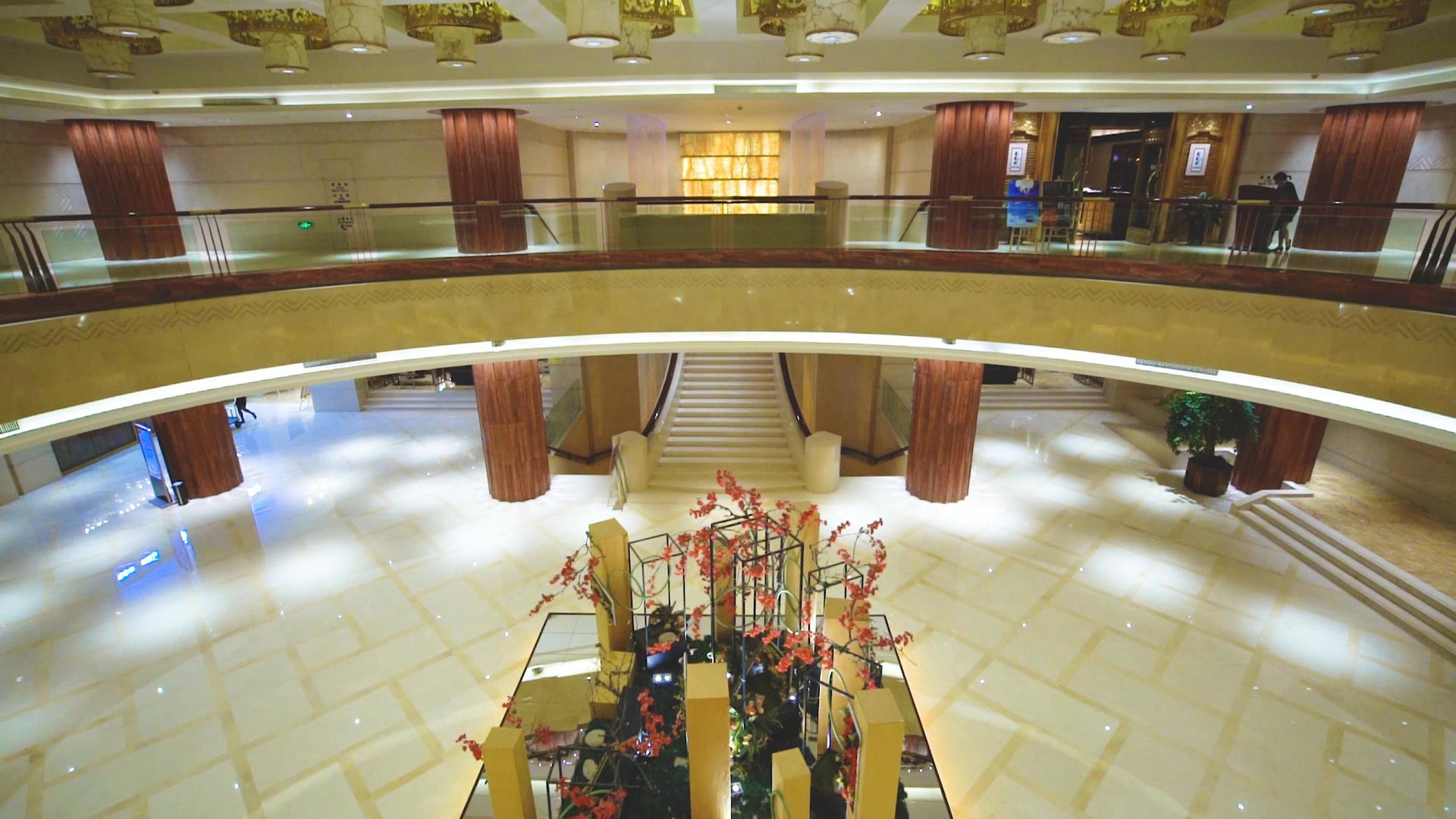 酒店大堂移动镜头视频的预览图