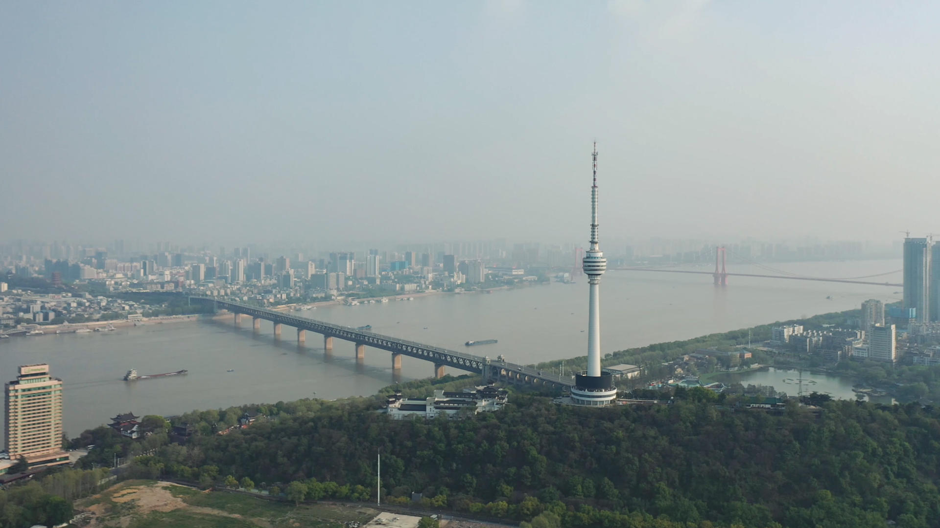 航拍万里长江第一桥武汉长江大桥和电视塔视频的预览图