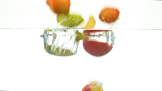 夏季水果油桃落入水中4K高速视频的预览图