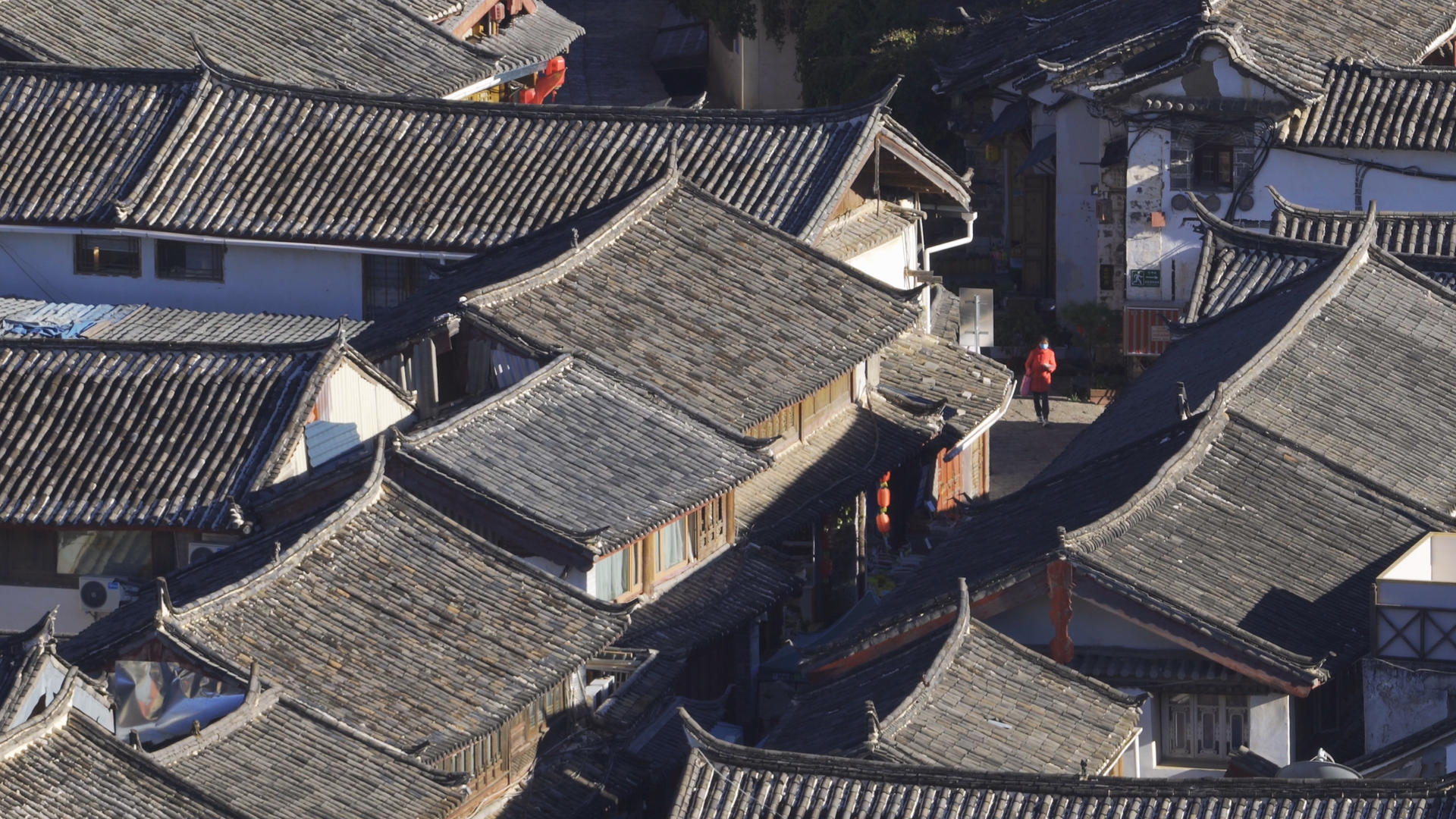 航拍云南5A级旅游景区丽江古城古建筑群街景4k素材视频的预览图