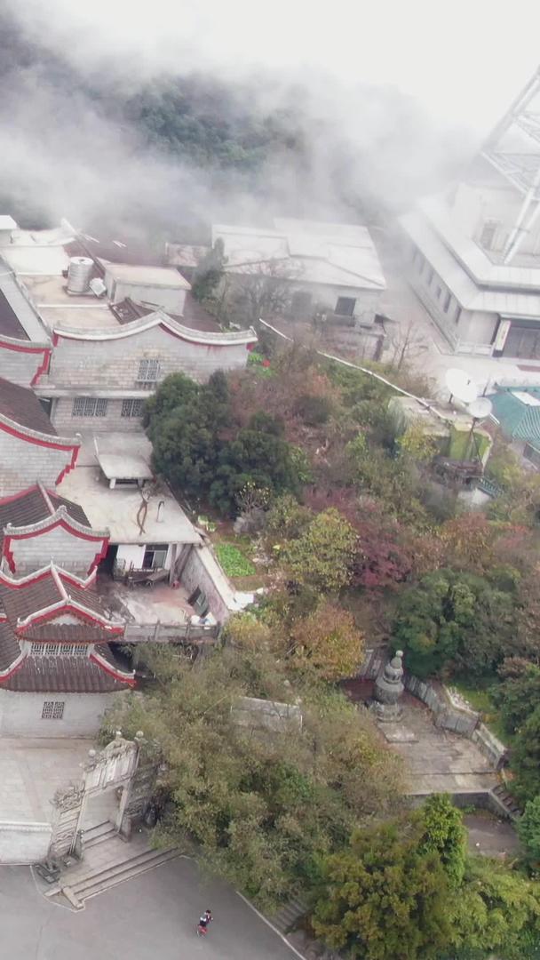 上封寺在南岳衡山迷雾中的航拍视频的预览图