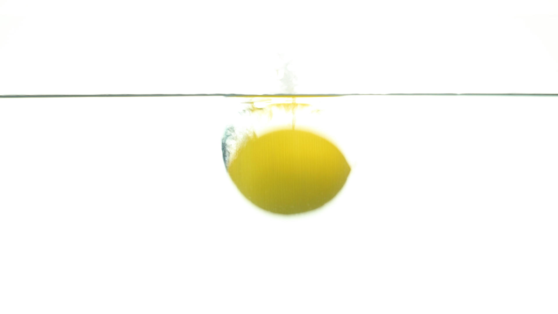 水果柠檬落入水中4K高速视频的预览图