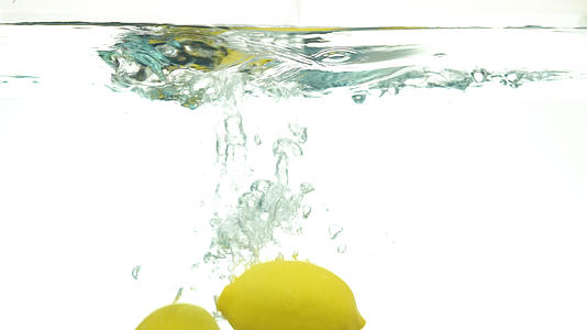 清新柠檬落入水中4K高速视频的预览图