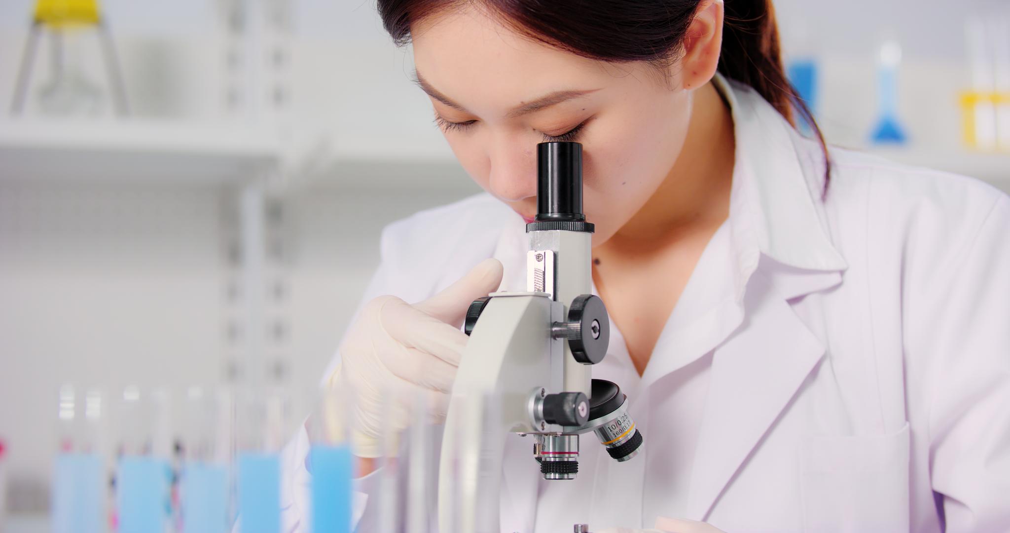 8K实验室女性使用显微镜观察科研视频的预览图