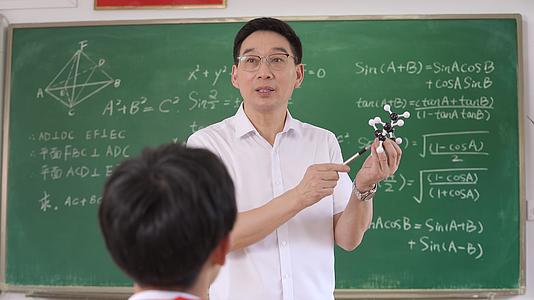 男教师手拿化学分子结构教学视频的预览图
