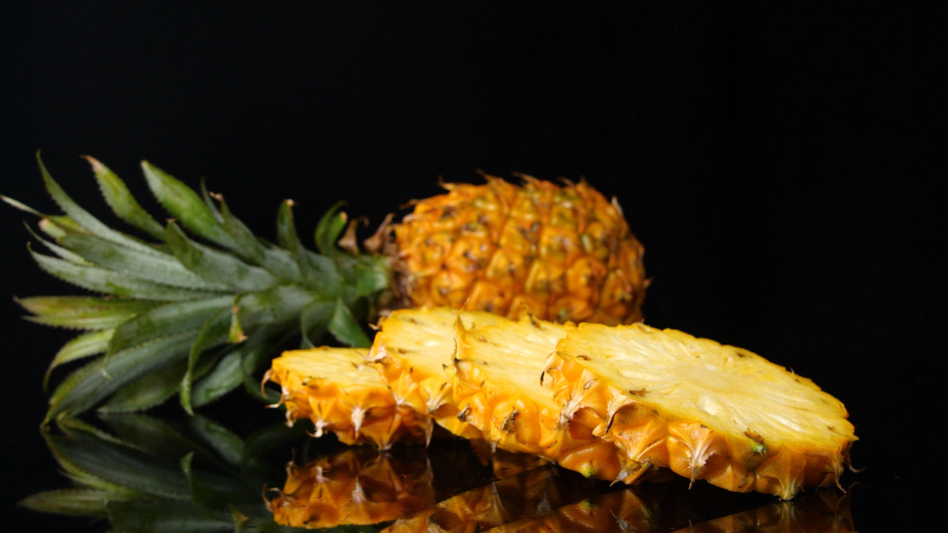 4K菠萝凤梨新鲜热带水果视频的预览图
