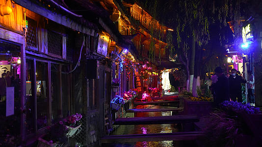 云南5A级旅游景区丽江古城酒吧街街景灯光人流4k素材视频的预览图