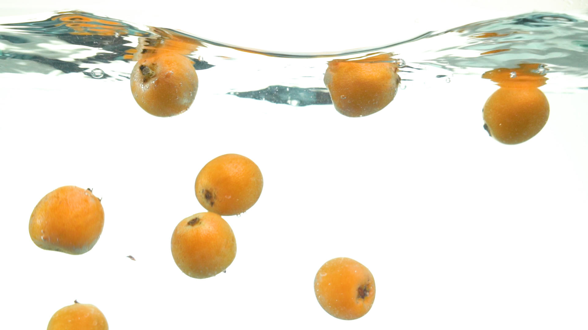 水果枇杷落入水中4K高速视频的预览图