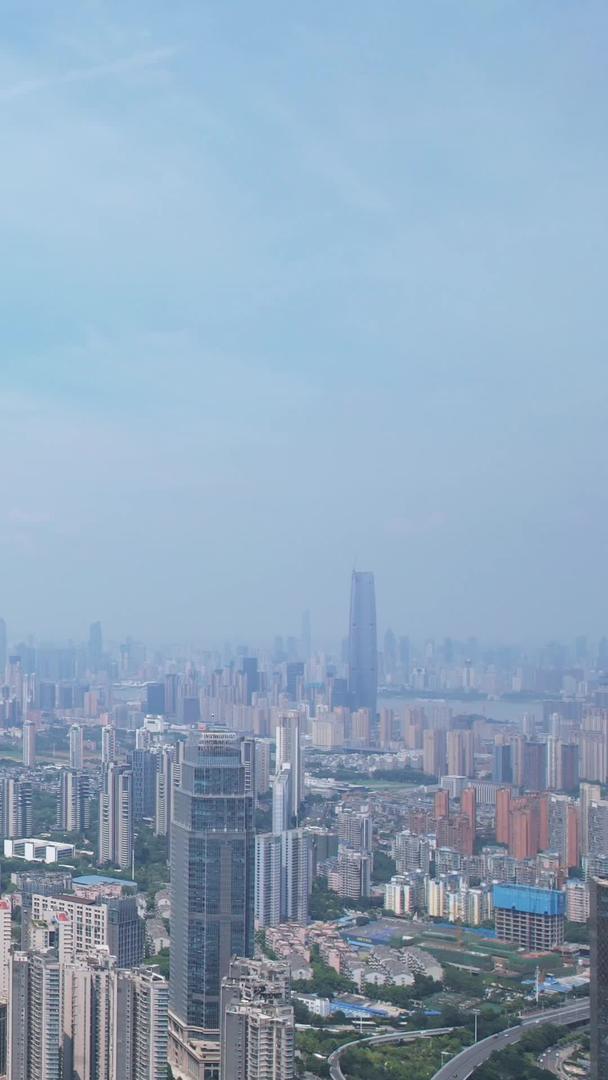 航拍城市蓝天白云晴天天际线高楼湖景素材视频的预览图