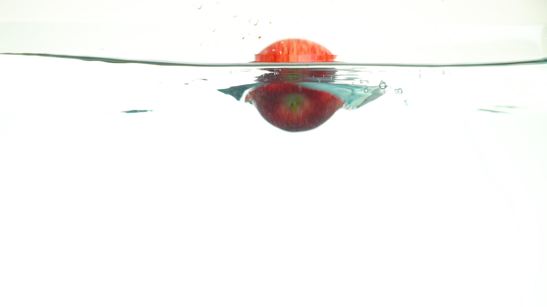 苹果落入水中4K高速视频的预览图