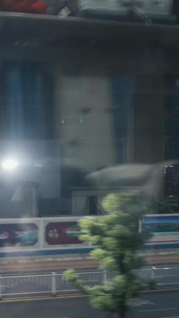 深夜绿皮火车车内视角朦胧玻璃倒影休息的乘客视频的预览图